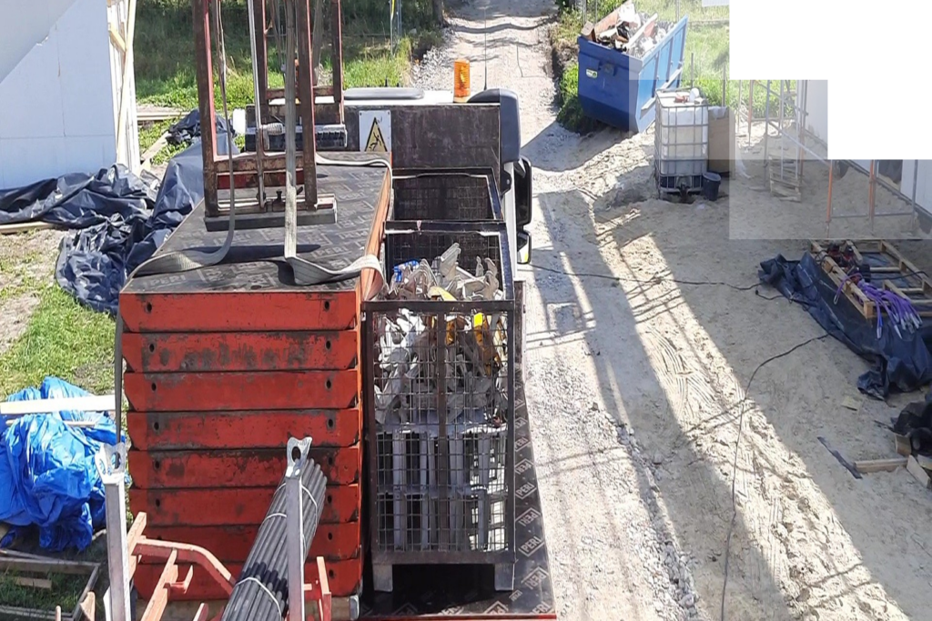 transport HDS Poznań – rozładunek ciężkich elementów na placu budowy.