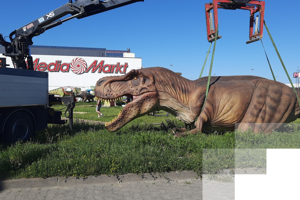 przewóz ładunku niestandardowego HDS – precyzyjny załadunek dużego elementu dinozaura.
