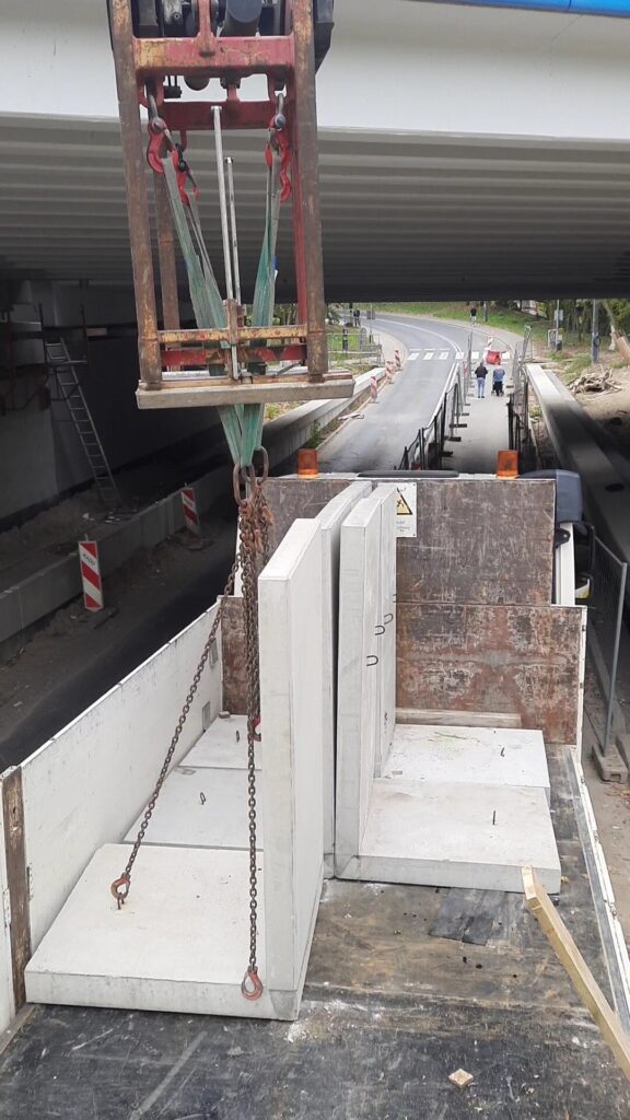 transport prefabrykatów betonowych HDS – realizacja przy budowie