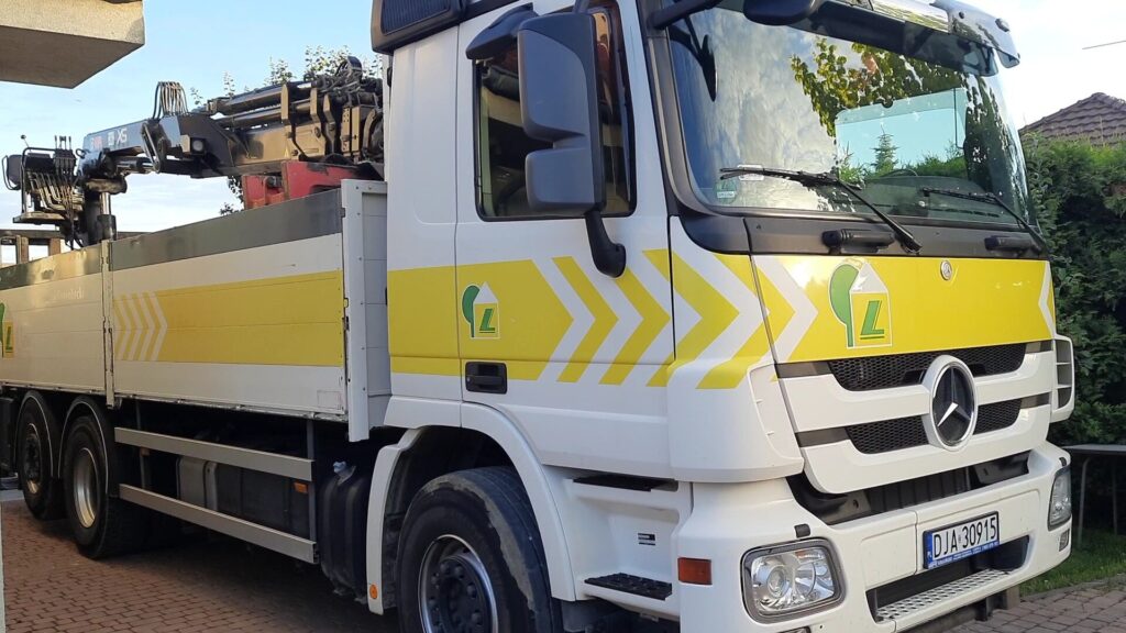 samochód HDS EL-REM podczas realizacji transportu specjalistycznego